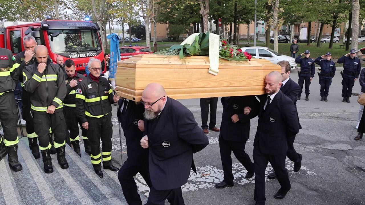 L'ultimo omaggio dei vigili del fuoco di Vigevano al collega Sisaro ...
