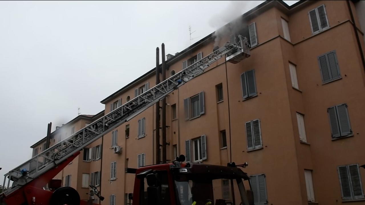 Pavia, incendio alle case popolari: 77enne si butta dal quarto piano e ...