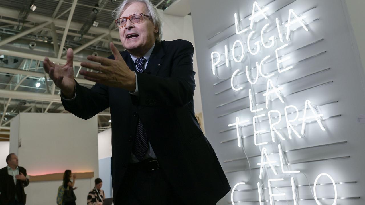 sgarbi-la-tiv-piena-di-merda-e-a-torino-visita-artissima-e