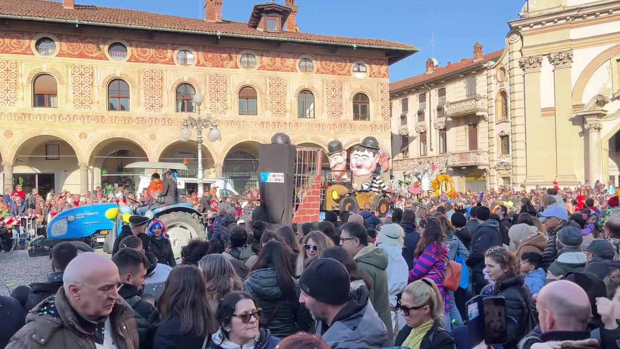 Vigevano, la sfilata di Carnevale in piazza - La Provincia Pavese
