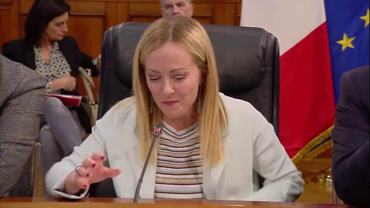 Emilia Romagna, la premier Meloni non trattiene la risata in conferenza ...