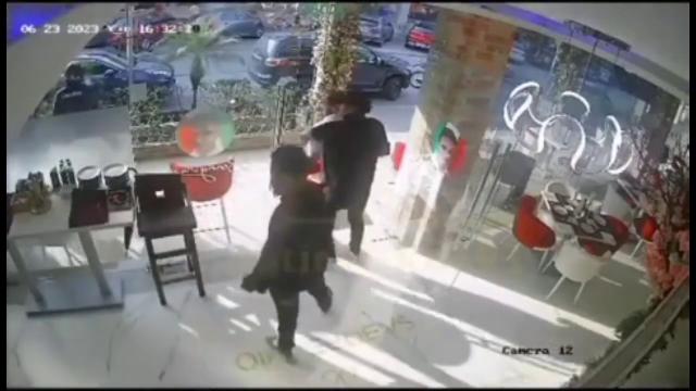 Chef italiano rapito in Ecuador: portato via con la pistola dal suo ristorante. Le immagini in un video di sorveglianza