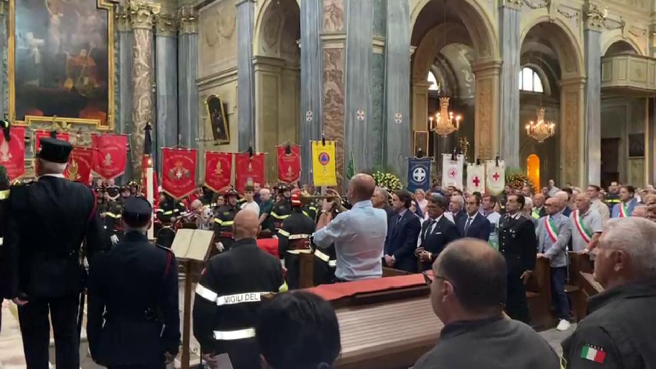 Cuorgnè, la preghiera del Vigile del fuoco in omaggio a Massimo
