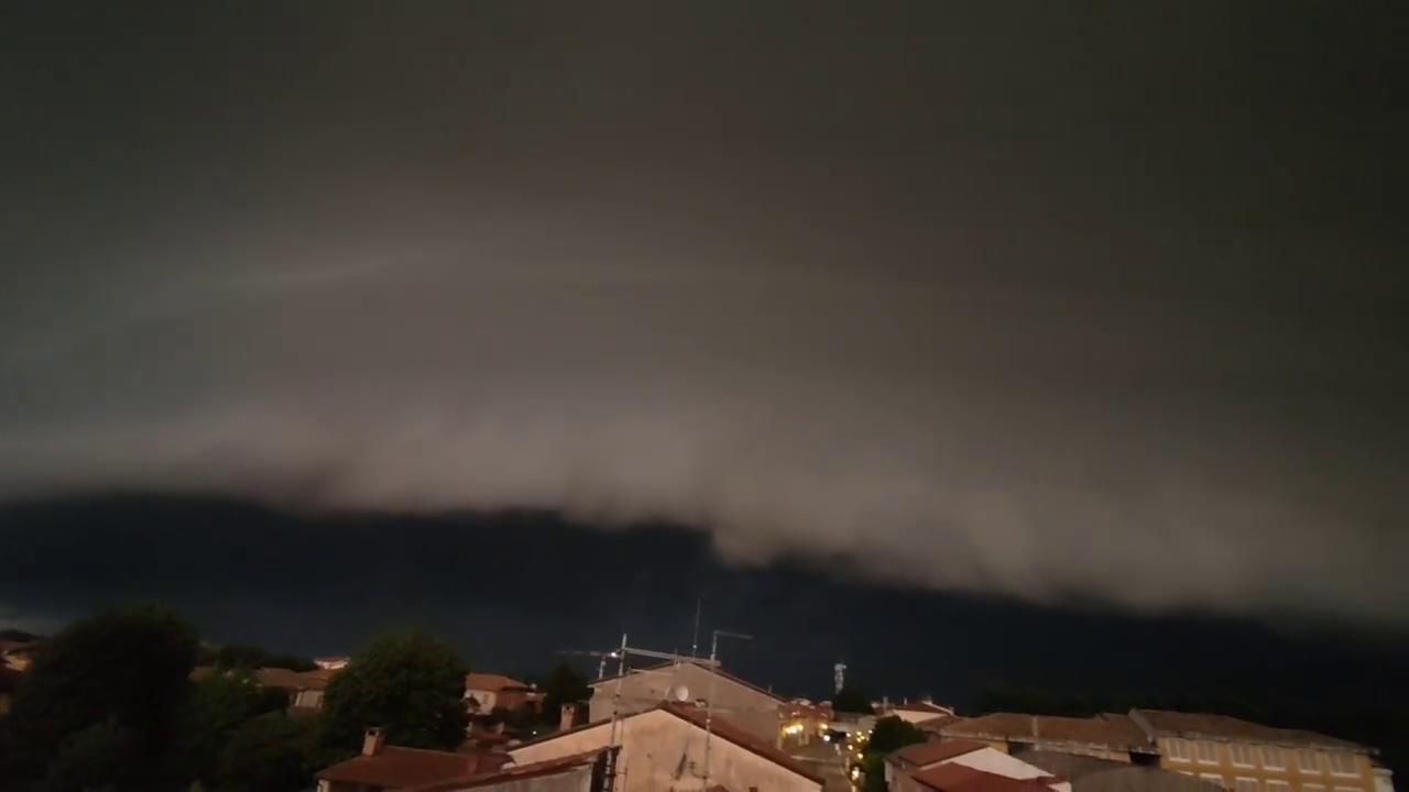 Maltempo a Verona, il video della supercella temporalesca - La Stampa