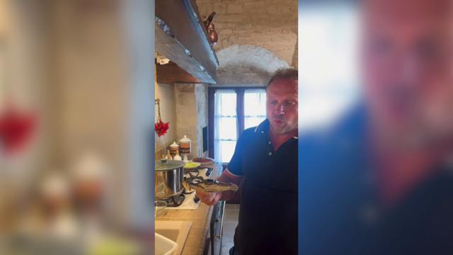 Lollobrigida e Meloni in vacanza: "Mangiamo granchio blu, eccezionale!"