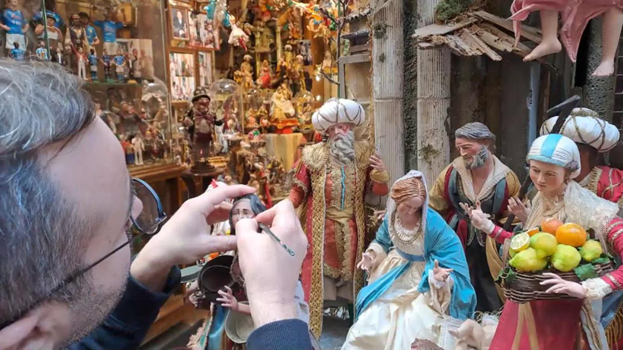 Napoli, graffi rossi sui volti delle statuine del presepe in onore di