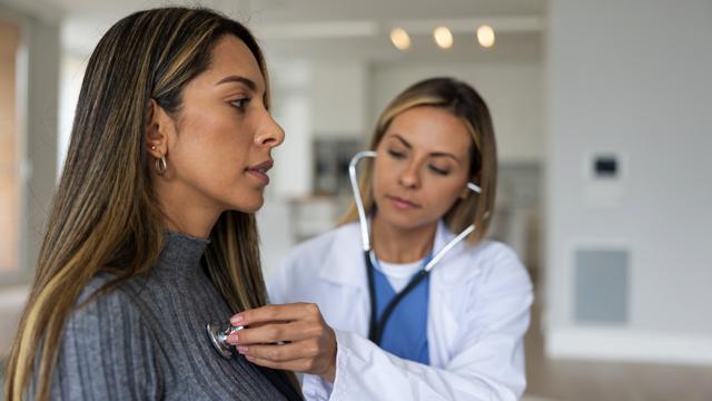 Fare colazione e cena presto riduce il rischio di infarto e ictus
