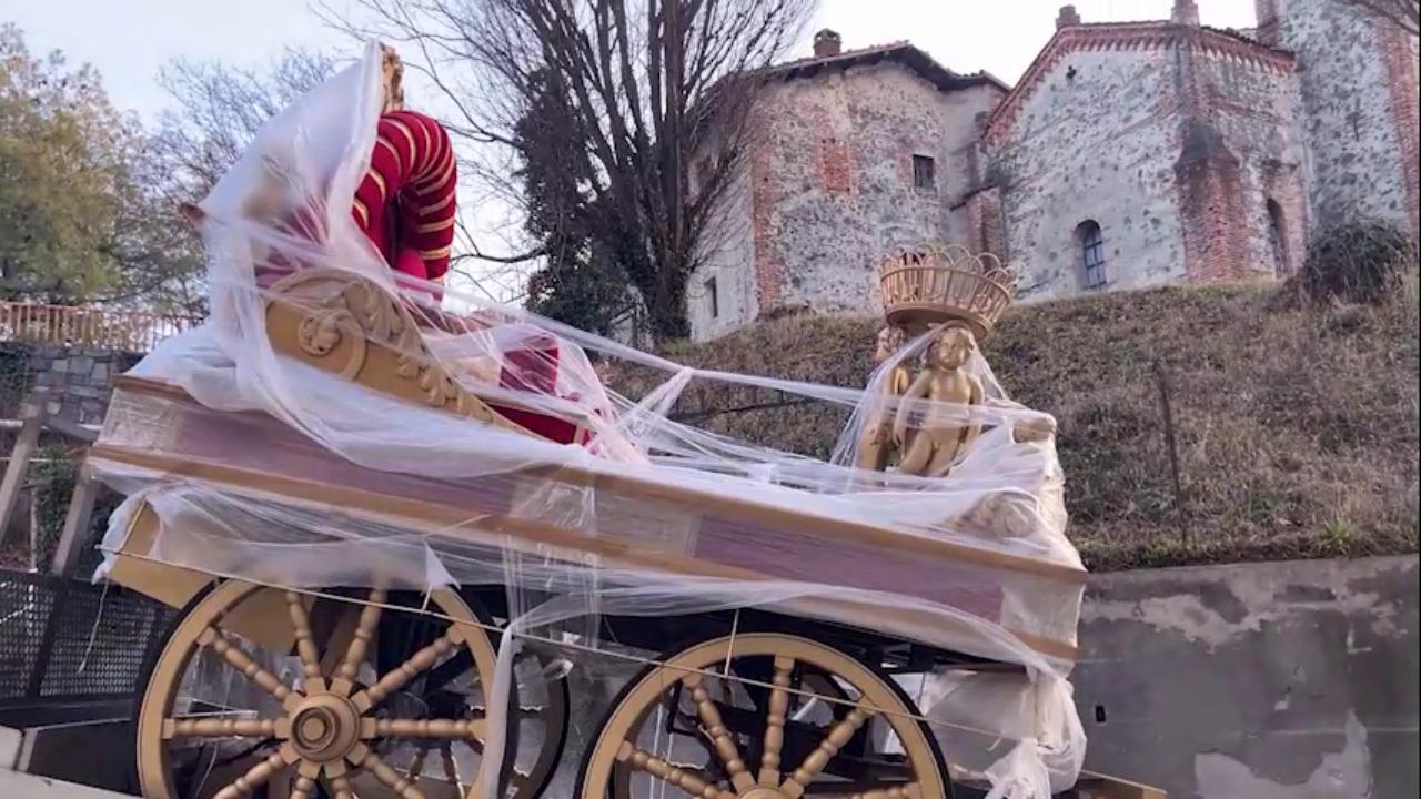 cocchio da guerra con le ruote irte di lame