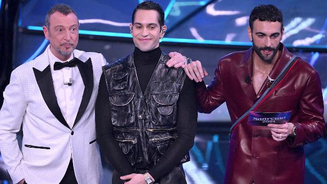 La differenza tra outing e coming out: perché quella contro Mengoni e Mahmood è violenza