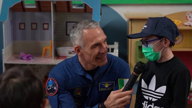 L'astronauta Villadei incontra i piccoli pazienti dell'Ospedale Bambino Gesù