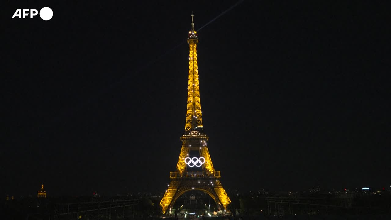 Parigi 2024, la Torre Eiffel si illumina con i cerchi olimpici - Il