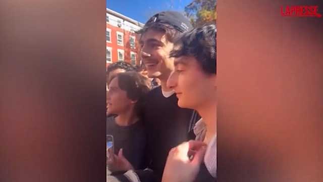 Timothée Chalamet si presenta a sorpresa al raduno dei suoi sosia
