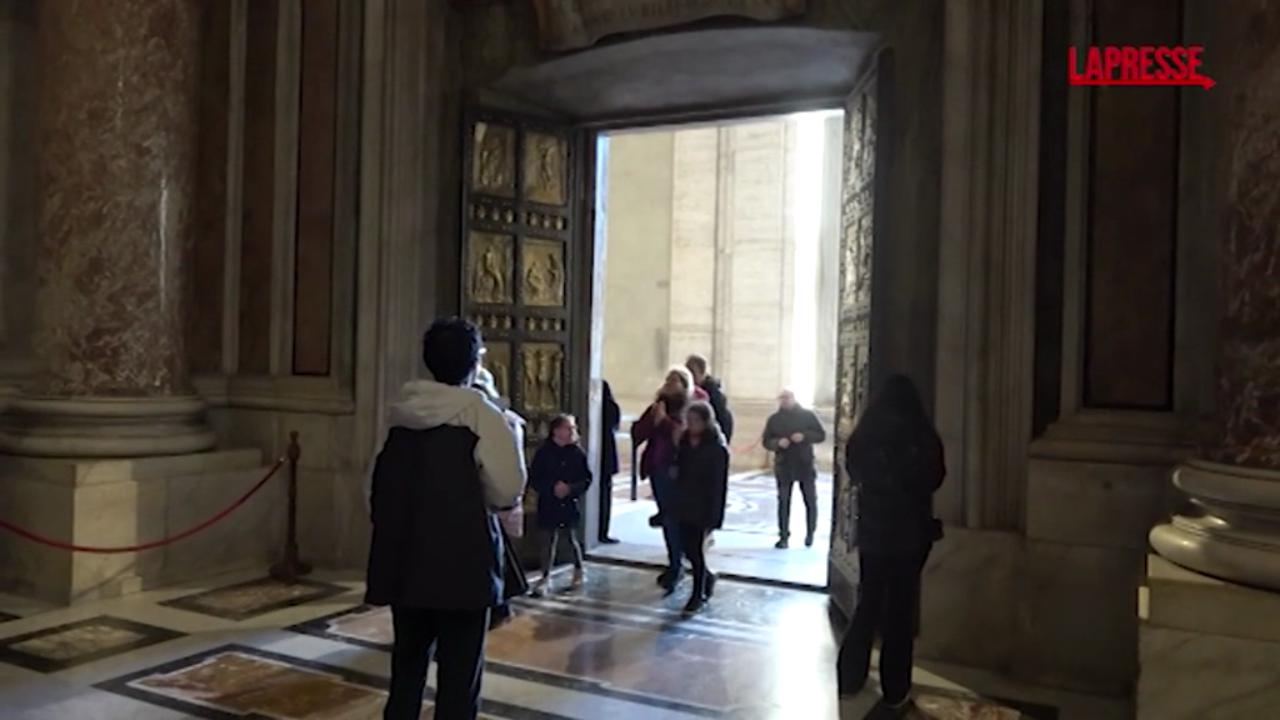 Giubileo 2025, pellegrini in fila dall'alba per attraversare la Porta