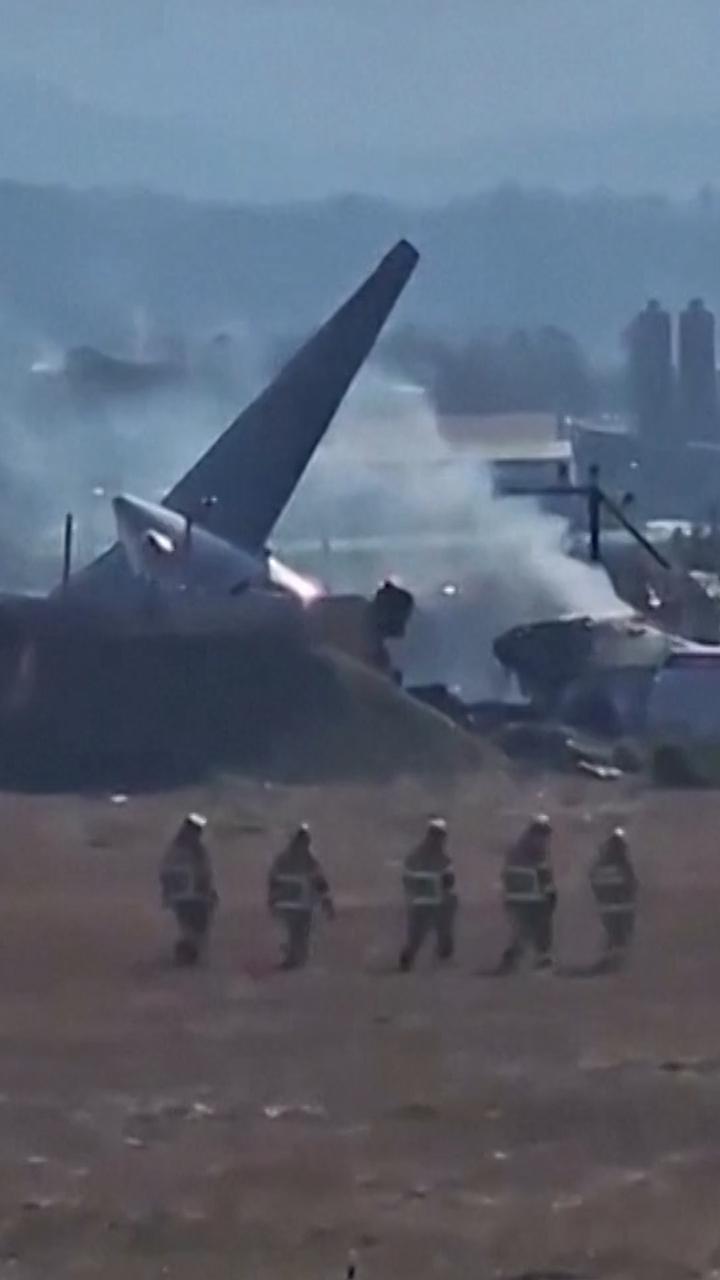 Corea del Sud, aereo si schianta fuori pista: i primi soccorsi - la ...