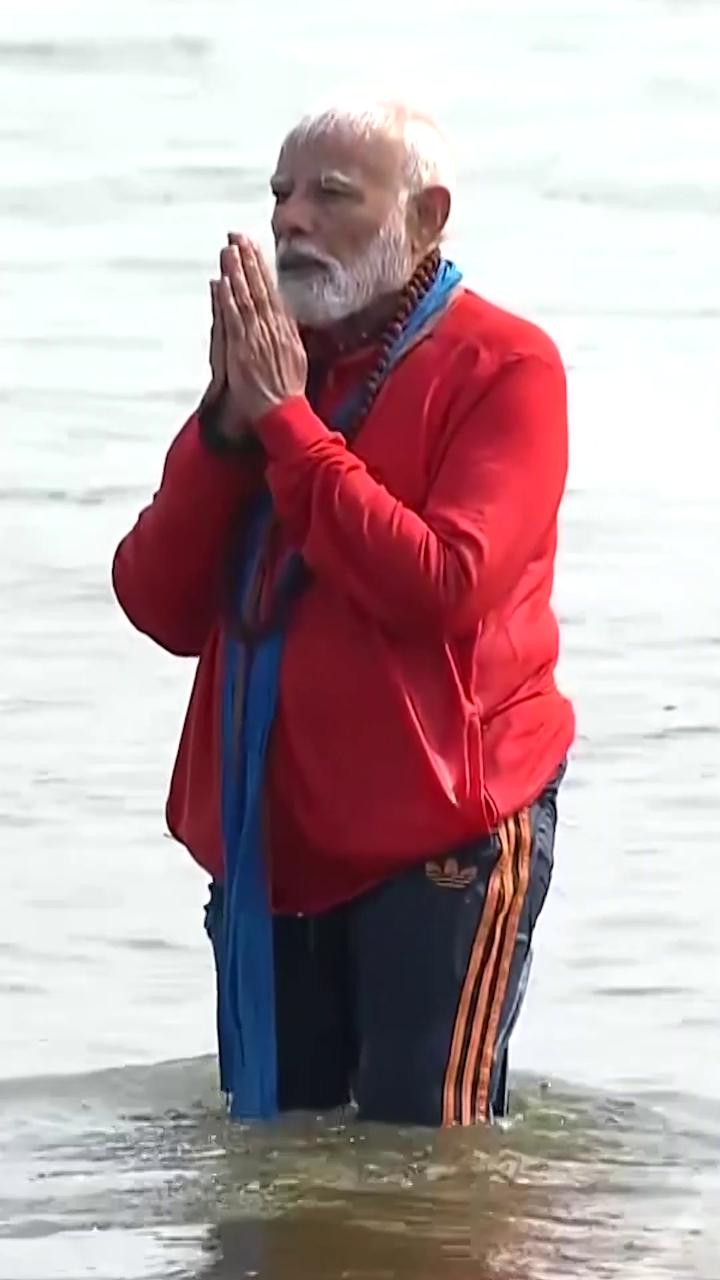 India, il premier Modi fa il bagno e ivriti sacri per il Kumbh Mela sul ...