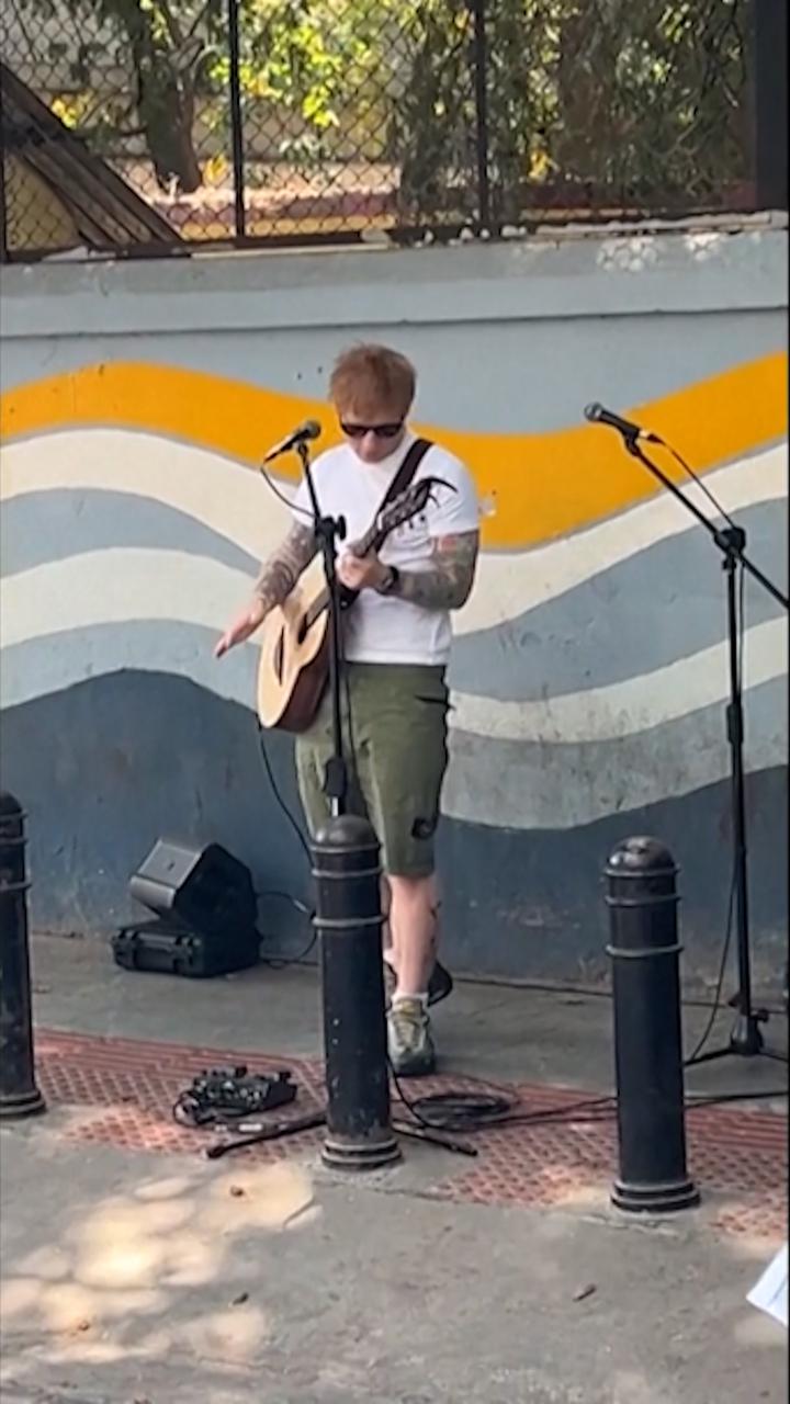 Ed Sheeran canta in strada in India: la polizia lo caccia - La Stampa