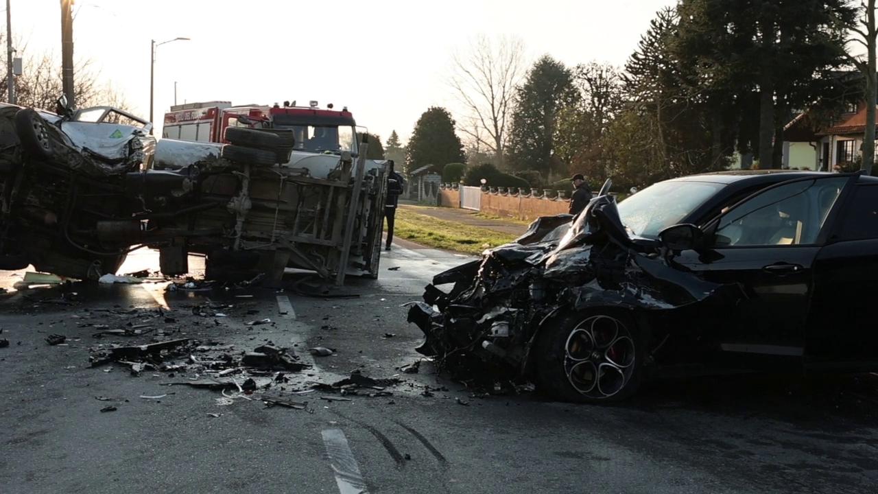 Due feriti nello scontro tra un'auto e un furgone della raccolta ...