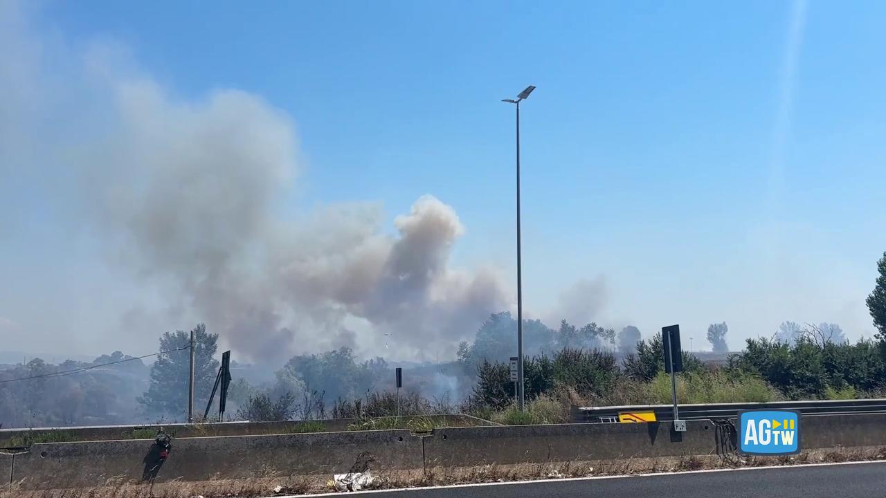 Caldo estremo, a Roma nuovi incendi: chiuso svincolo del Grande ...