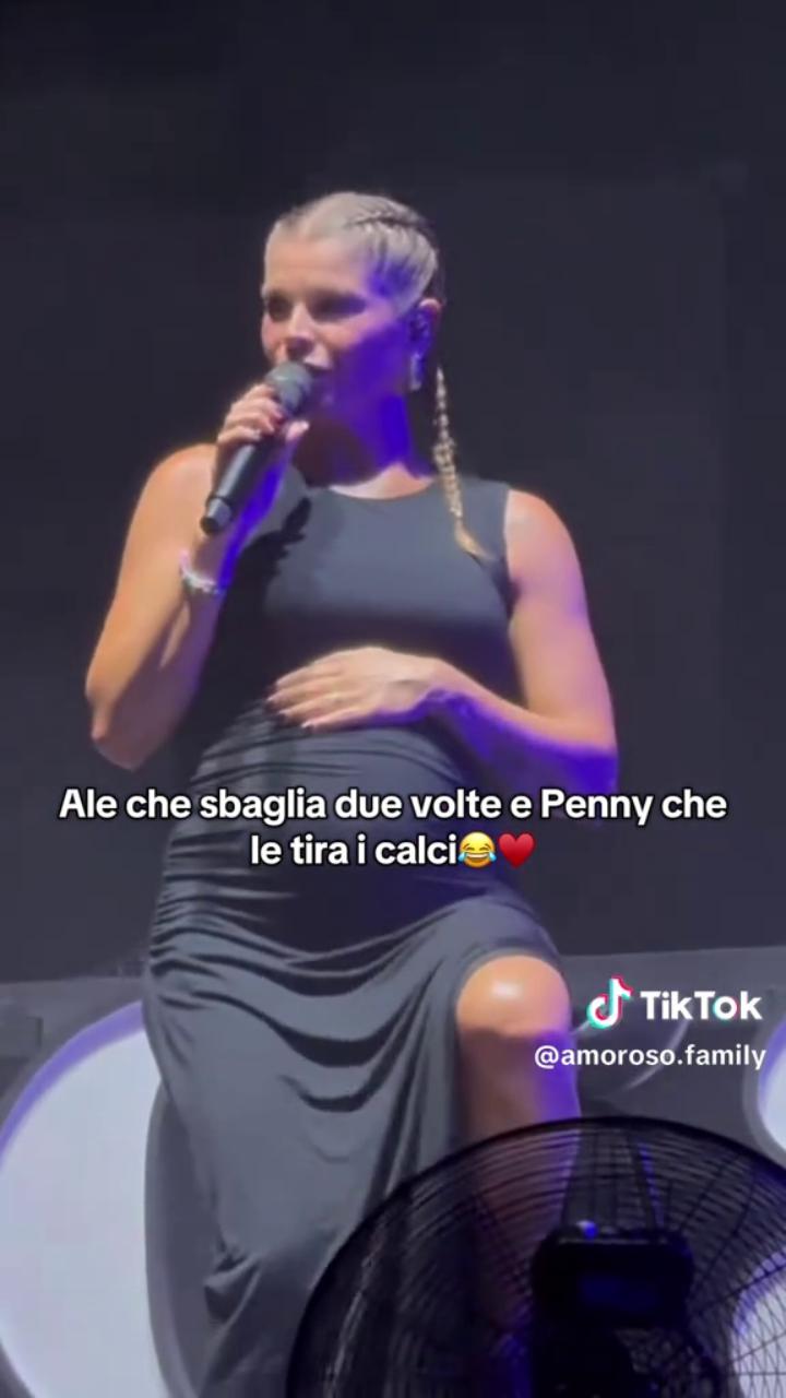 Alessandra Amoroso incinta interrompe il concerto perché la figlia ...