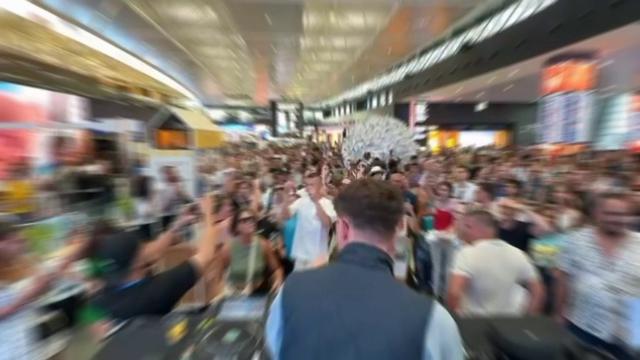 I viaggiatori si scatenano all'aeroporto di Roma Fiumicino