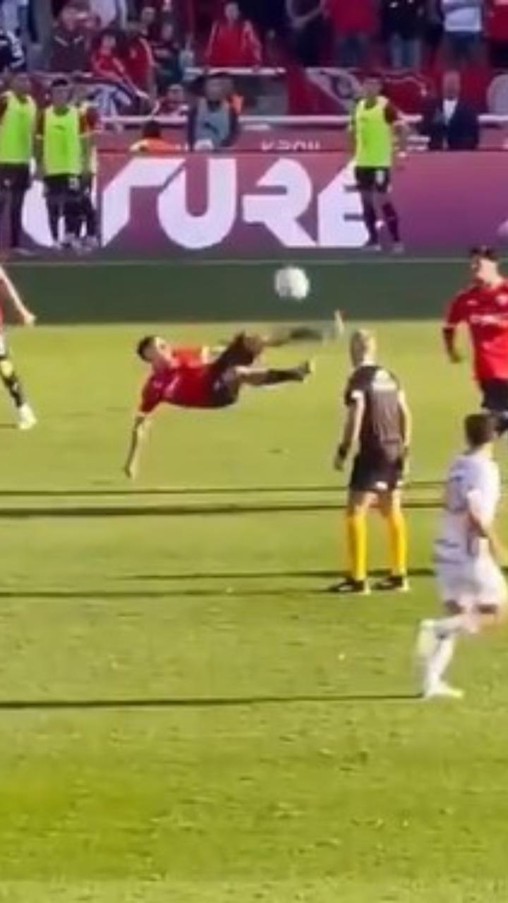 La spettacolare rovesciata che ha vinto il premio della FIFA per il ...