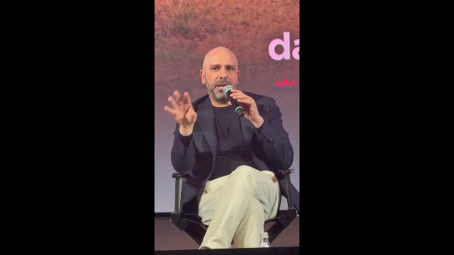 Zalone show alla presentazione di "Buen Camino": figlie, paure e scorrettezza