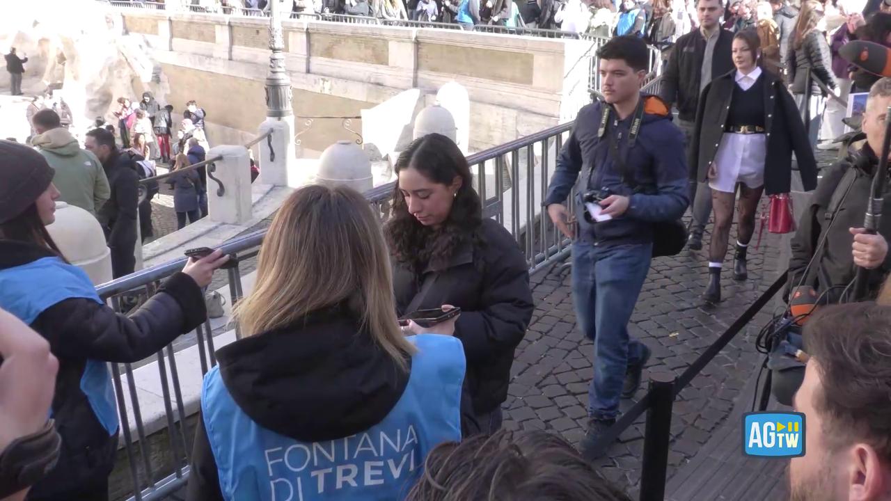 Alla Fontana di Trevi con il ticket a pagamento: "Due euro sono pochi e ...