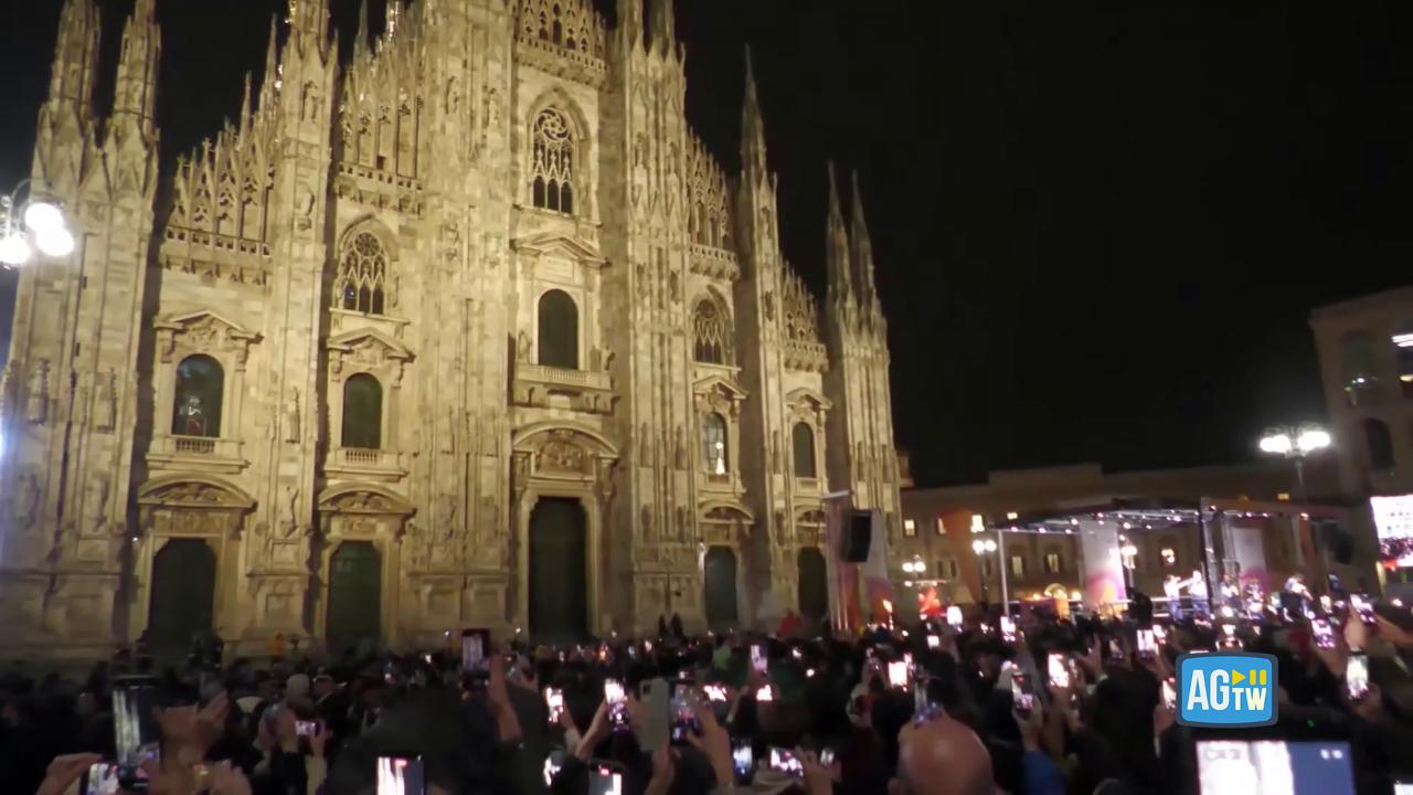 Milano Cortina, la fiamma olimpica in Piazza Duomo: acceso il braciere ...