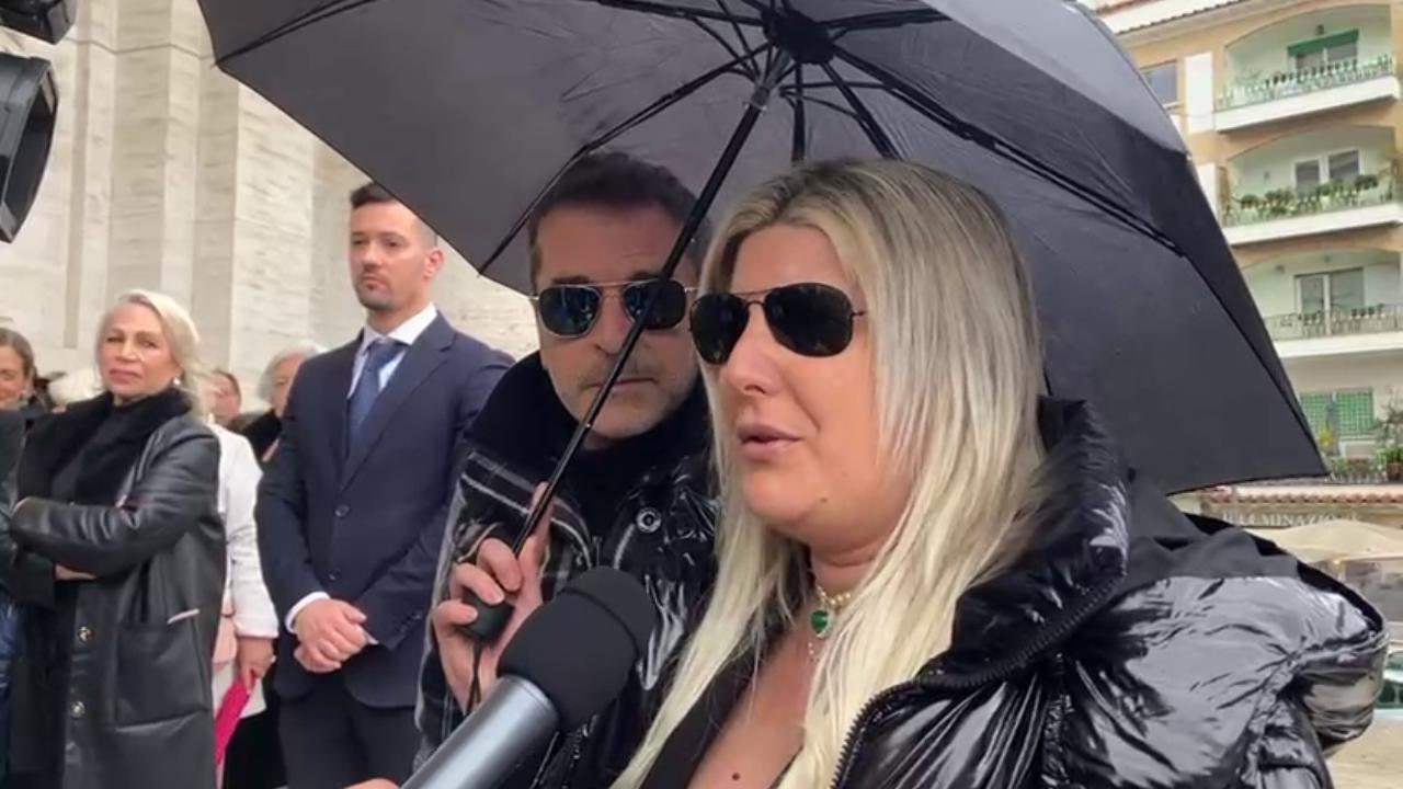 Funerali De Blanck, la disperazione della figlia Giada: "Non lasciatemi sola"