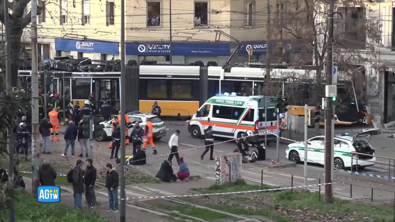 Milano, tram deraglia in centro: un morto e diversi feriti. Le prime ...