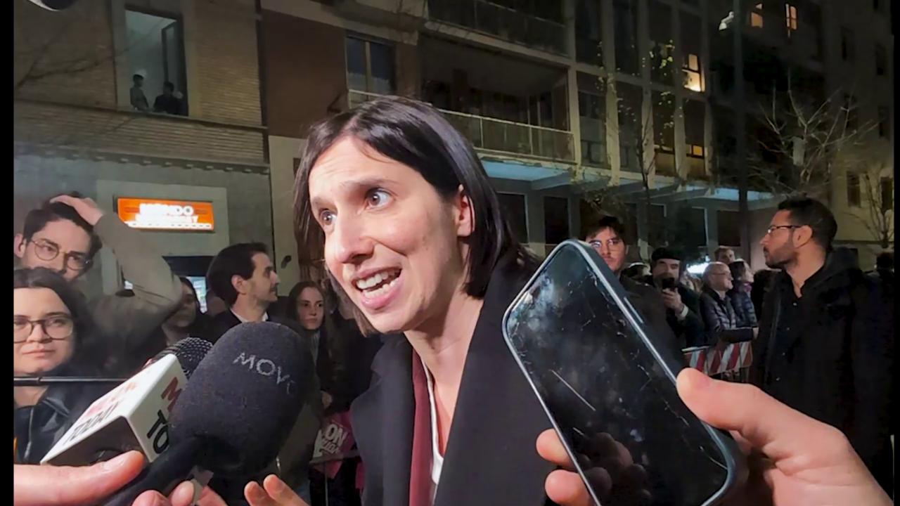 Schlein punge Meloni: "Ma chi sbaglia paga per Delmastro non vale? Voti no anche chi sta a destra"
