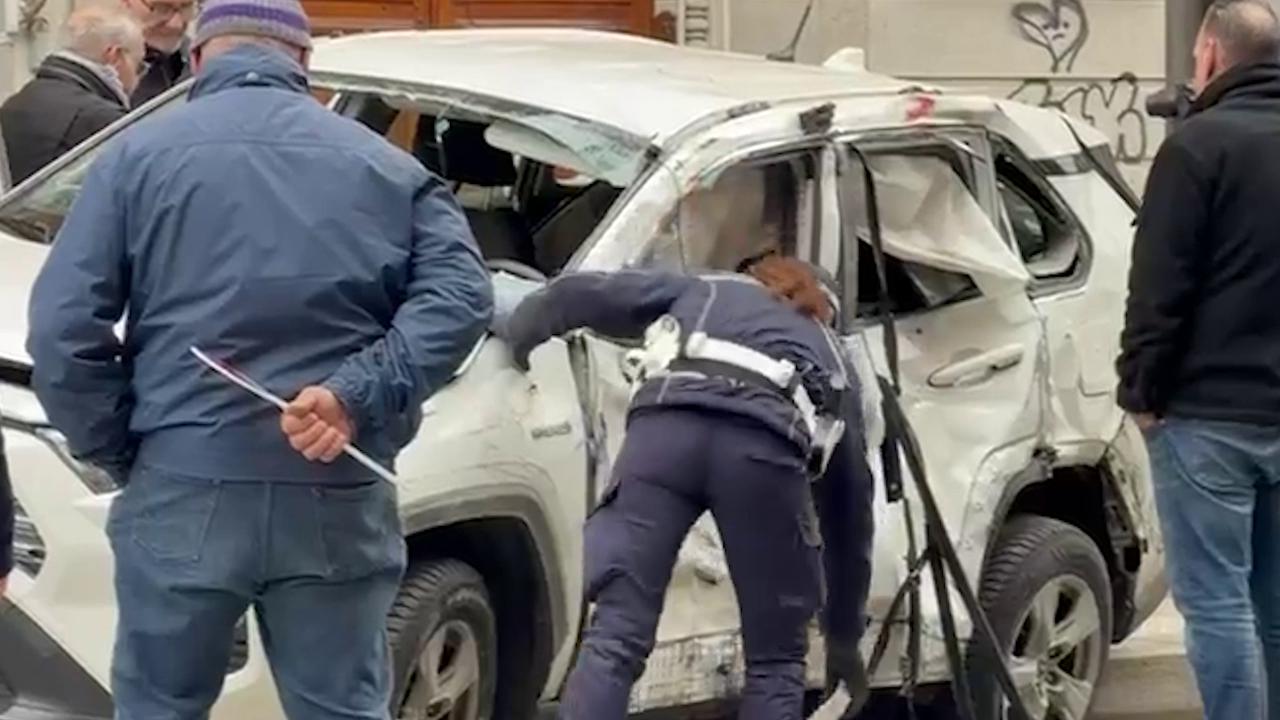 Schianto mortale tra taxi e moto a Milano: mezzi accartocciati, agenti ...
