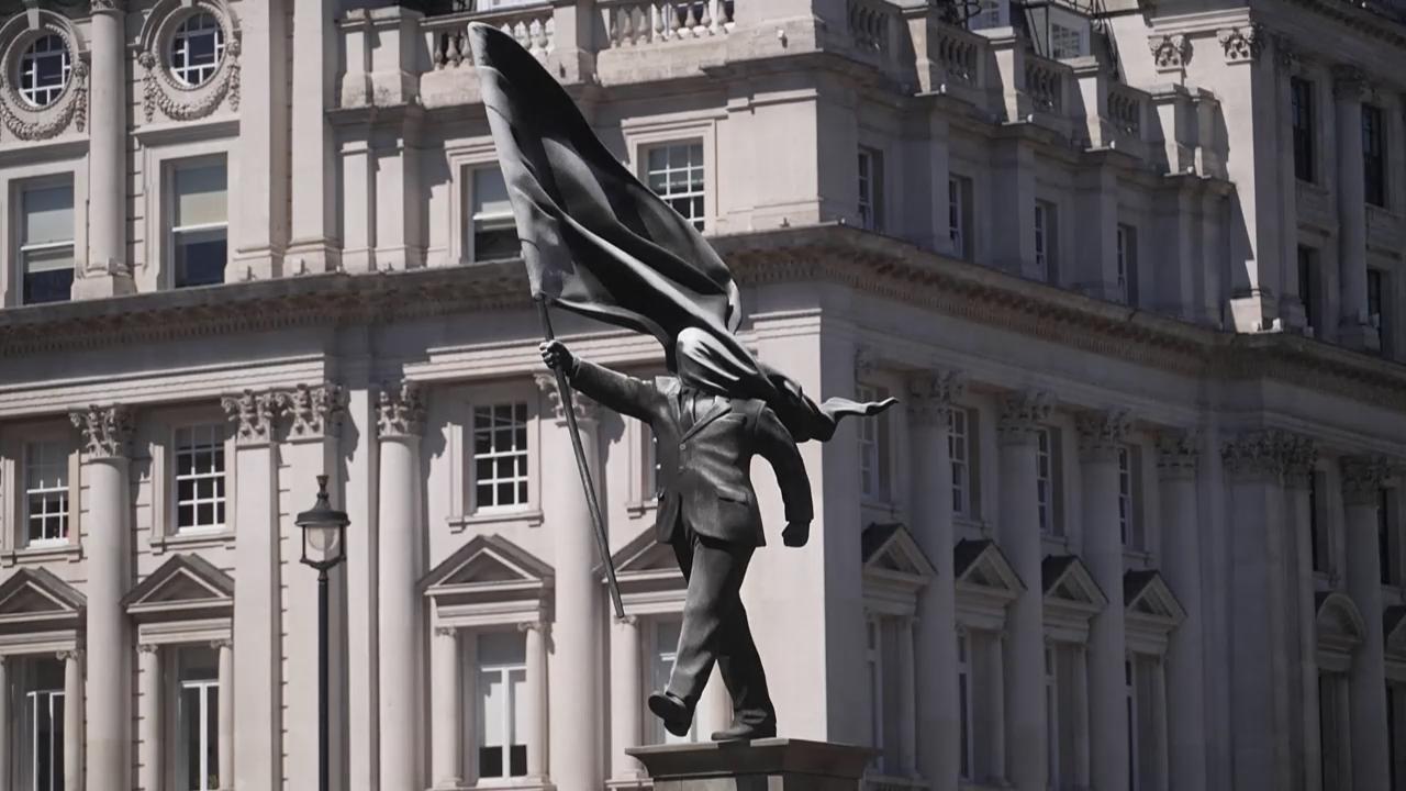 londra-nuovo-blitz-di-banksy-l-artista-installa-a-sorpresa-una-statua