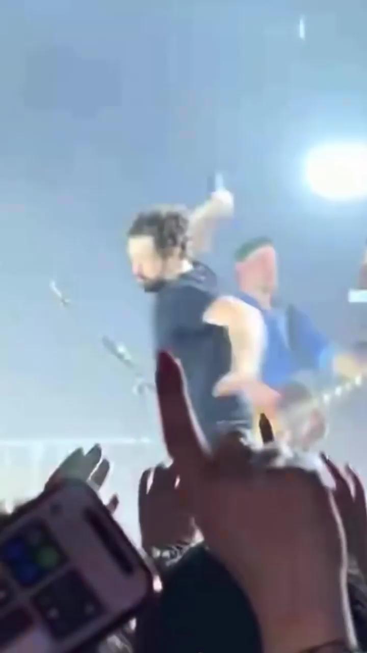 Tommaso Paradiso lancia il microfono a terra durante il concerto di Napoli: «Scusate, si sposta il volume da solo» — image 3