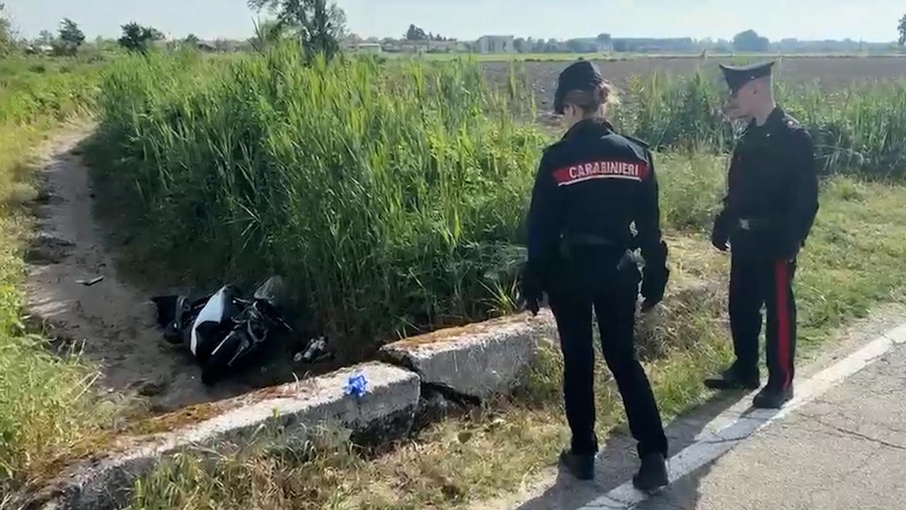 Milano, tragedia nella notte: in scooter nel fosso, due giovani morti a ...
