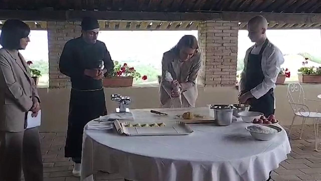 Kate prepara i tortelli di erbetta, la cooking class in un agriturismo ...