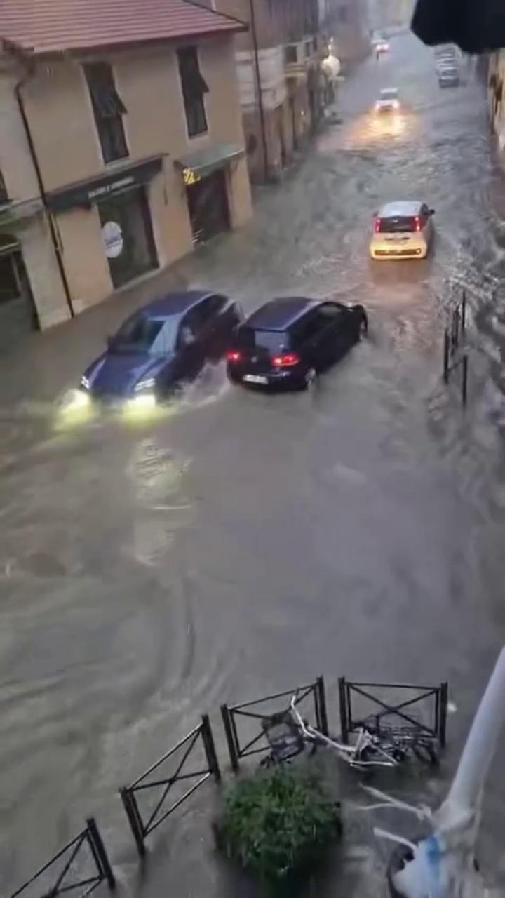 Maltempo a Chiavari, le strade diventato fiumi. Il video - La Stampa