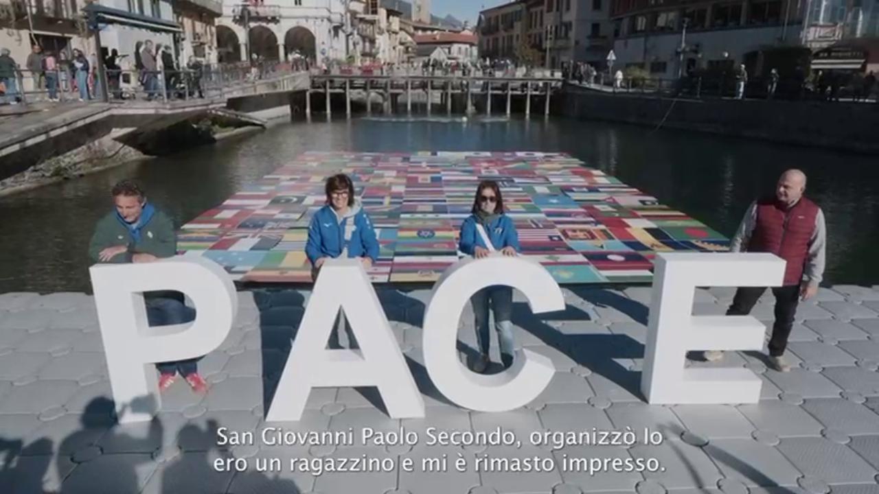 Omegna, la bandiera umana della pace è entrata nel Guinness: 